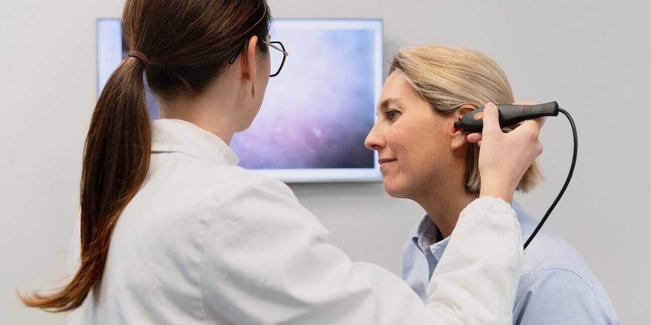 Harmonica video otoscope in use